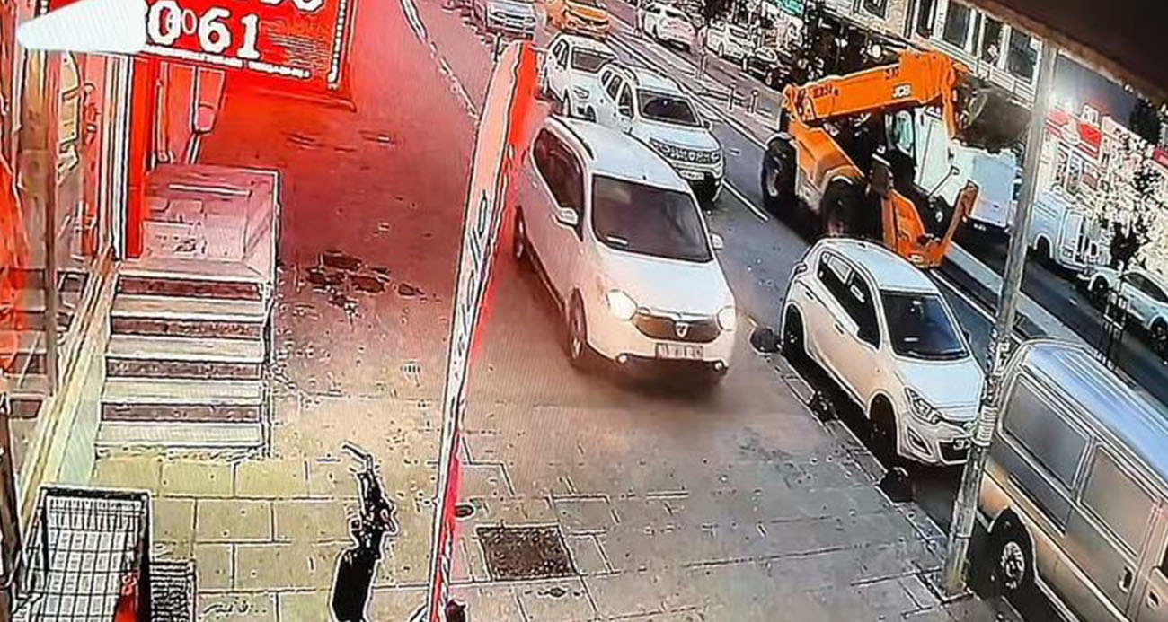 İstanbul Arnavutköy’de Kontrolden Çıkan Otomobil Kaldırımda İlerledi