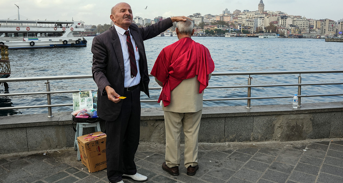 İstanbul’da Gerçek Bir ‘Ziya’: Sokaklarda Bedava Tıraş Yapan Sadık Amca