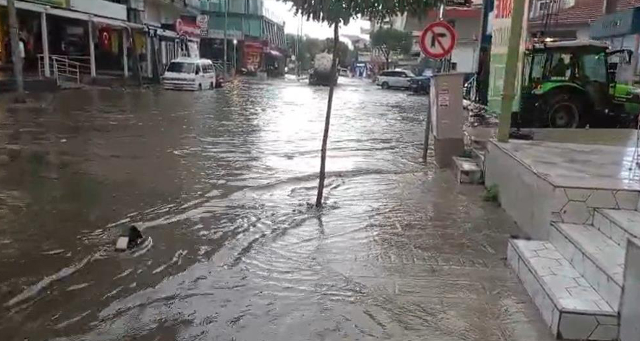İzmir Kuzey İlçelerinde Yoğun Sağanak Yağışlar Hayatı Olumsuz Etkiledi