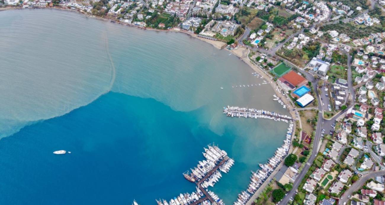 İzmir ve Muğla’yı sağanak vurdu! Bodrum’da denizin rengi değişti, Foça sular altında kaldı