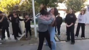 İzmir’de Okulda Öğrenciler Arasında Kavga Çıktı, Çevredekiler Videoya Aldı