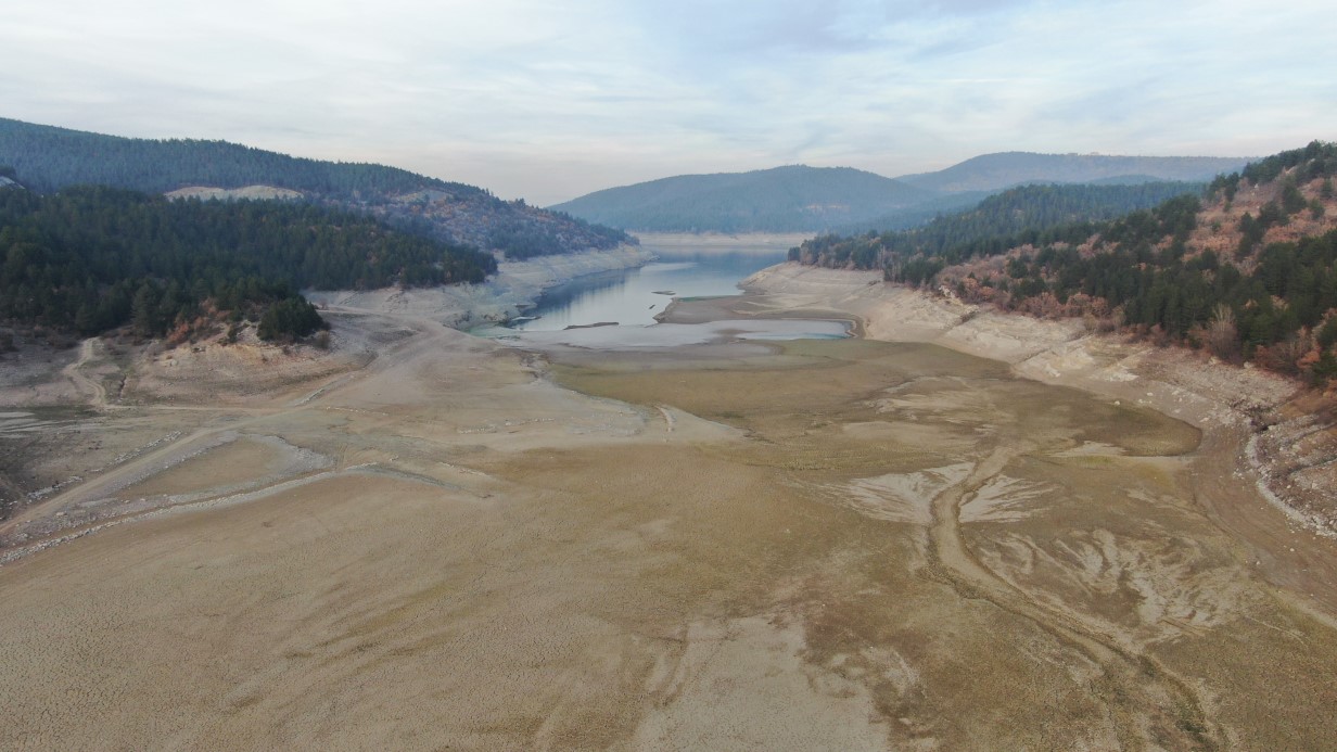 Kastamonu’nun su ihtiyacını karşılayan baraj gölünün büyük kısmı kurudu