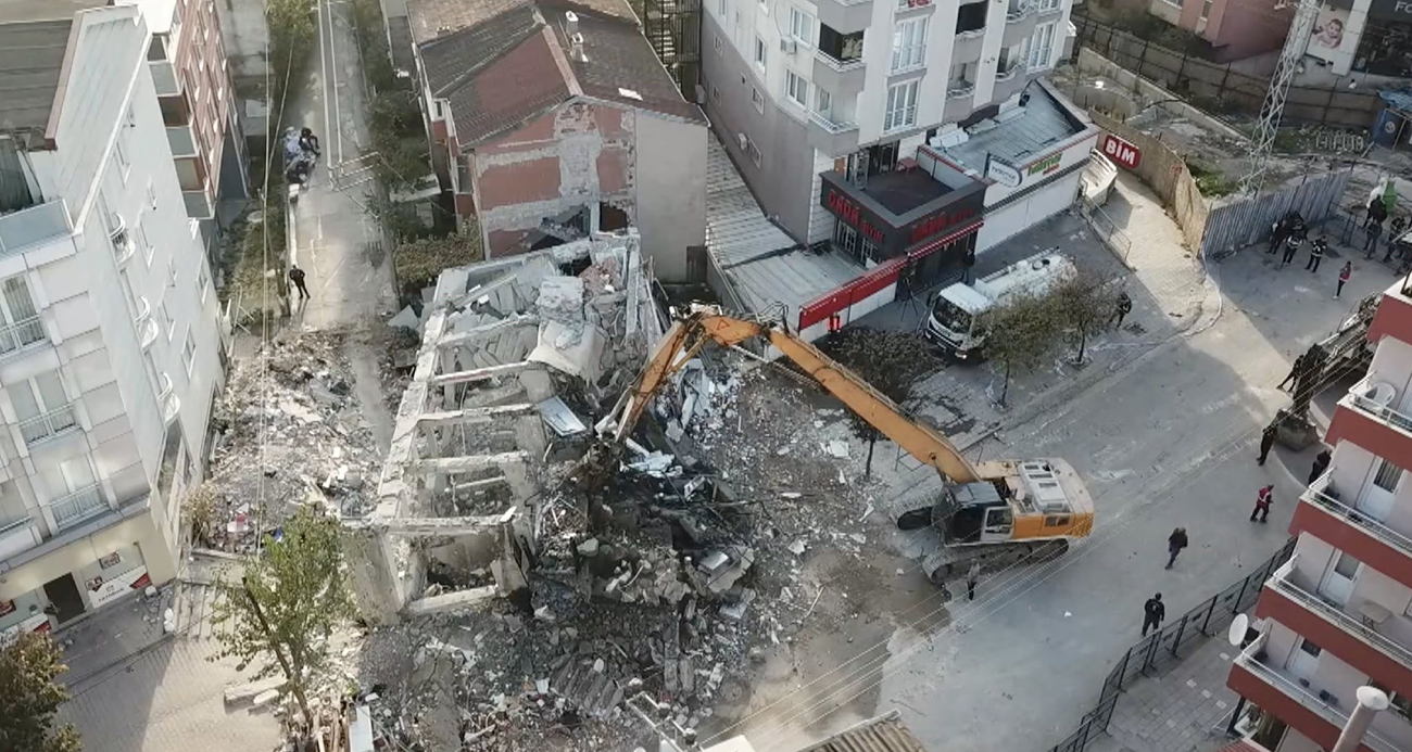 Kocaeli Gebze’de Yıkılan Bina Enkazı Kaldırılıyor