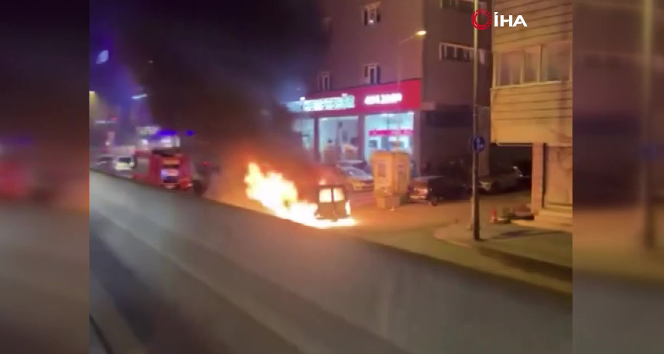 Küçükçekmece’de Trafikte Alev Alan Araç Paniğe Neden Oldu