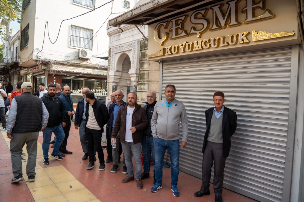 Manisa Şehzadeler’de Kuyumcu Dolandırıcılığı İddiası: Vatandaşlar İsyan Etti