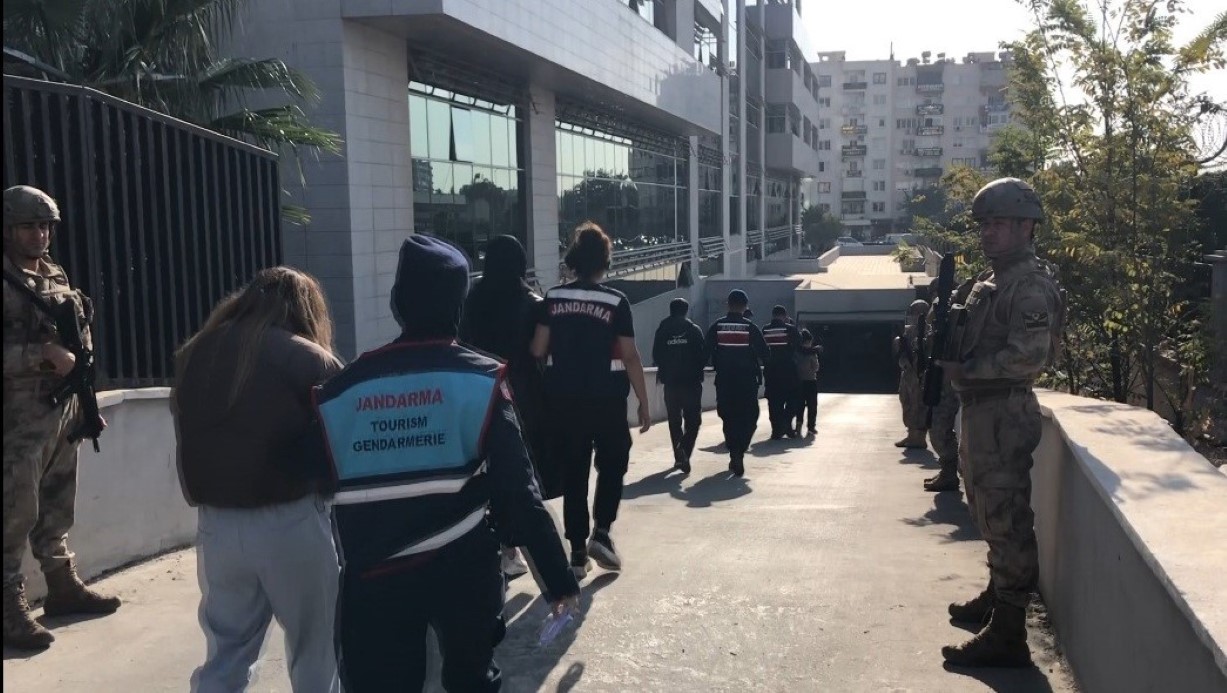 Mersin’de Geniş Çaplı Kara Para Aklama ve İllegal Bahis Operasyonu: 32 Şüpheli Tutuklandı