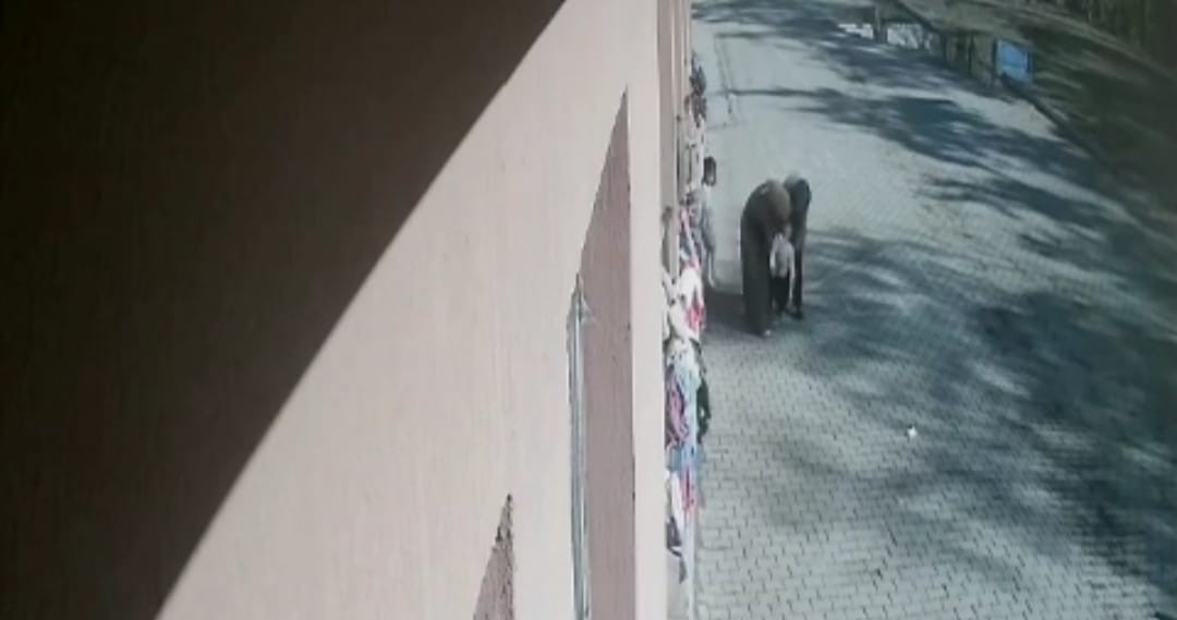 Öğretmenlerin Hızlı Müdahalesi Küçük Çocuğu Kurtardı