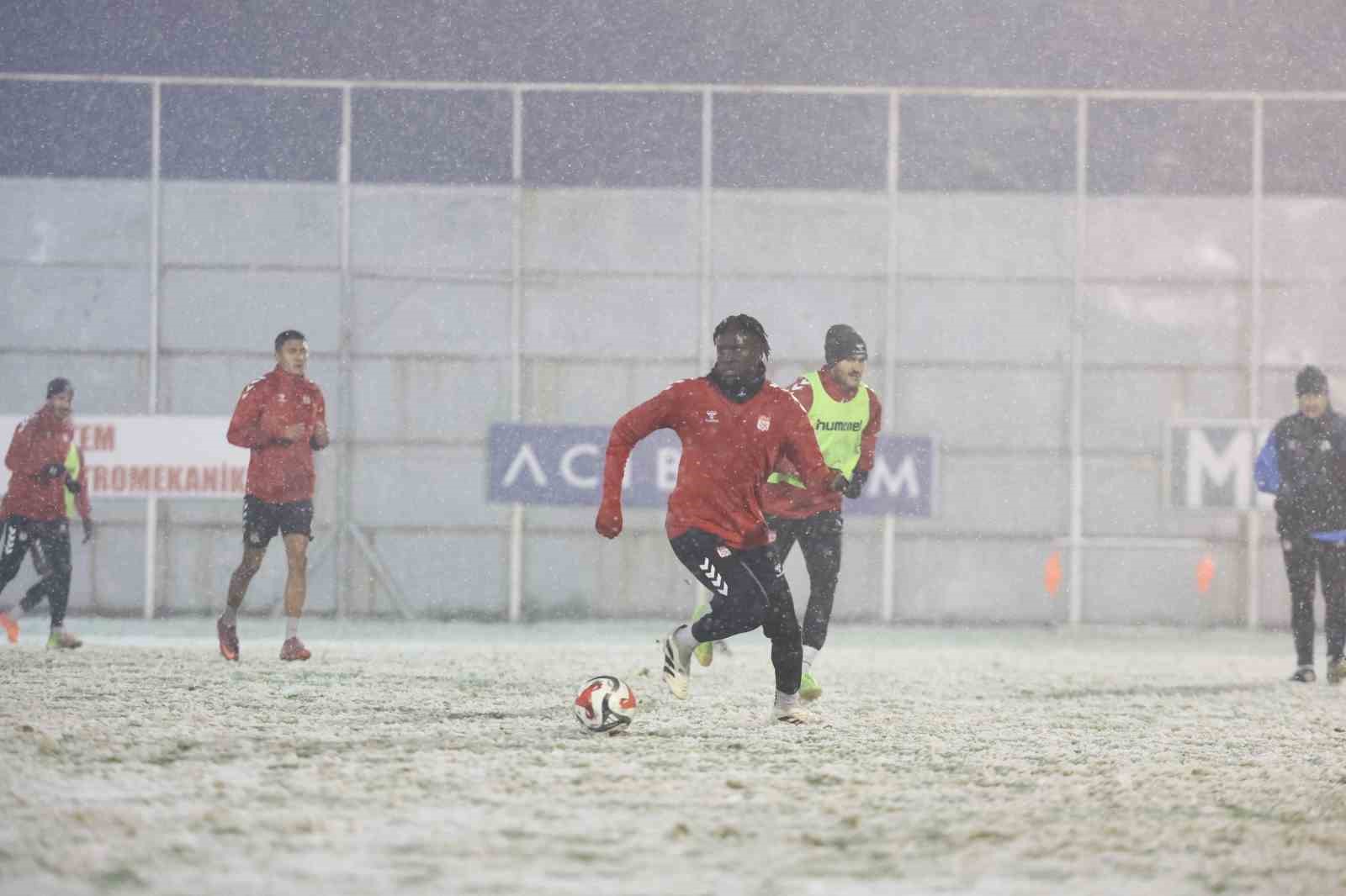 Özbelsan Sivasspor, Karlı Havada Antrenman Yaptı