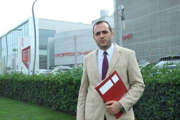 Porsche Marka Lüks Araç Alev Aldı: İş Adamı Son Anda Kurtuldu