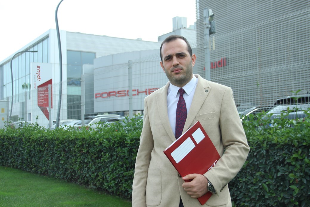 Porsche Marka Lüks Araç Alev Aldı: İş Adamı Son Anda Kurtuldu