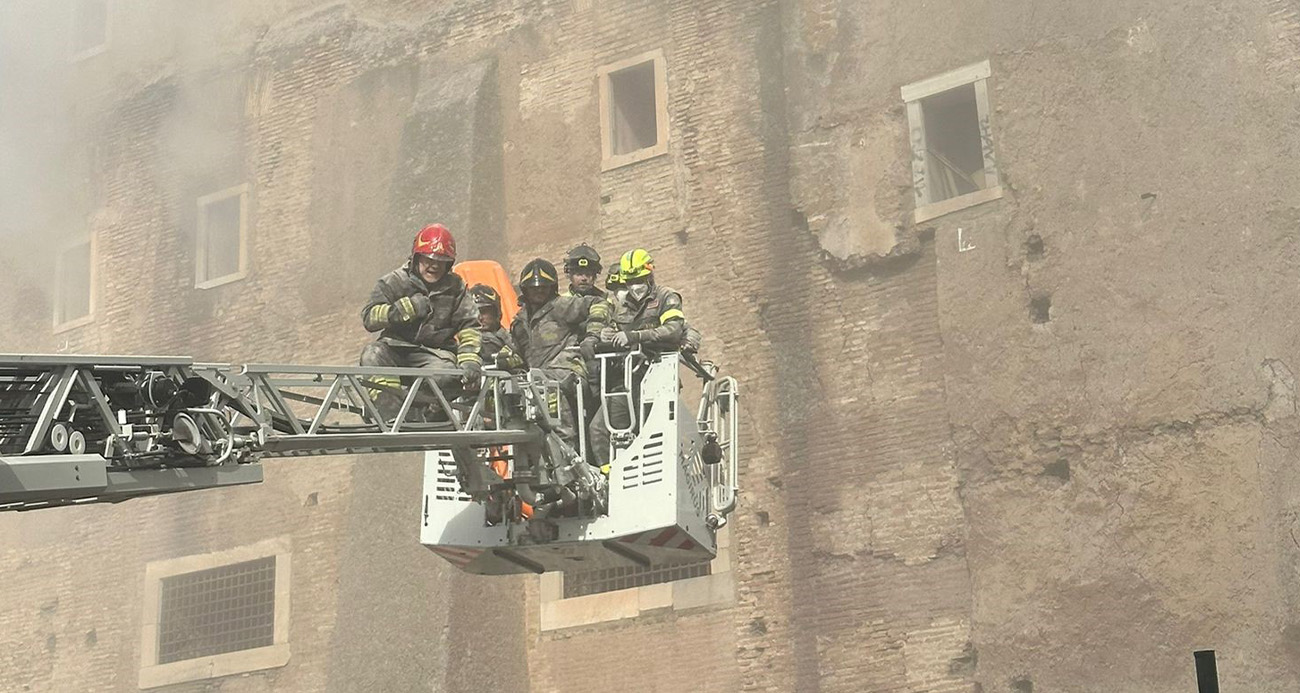Roma’da Tarihi Kule Restorasyonu Sırasında Çöktü: 3 İşçi Yaralandı