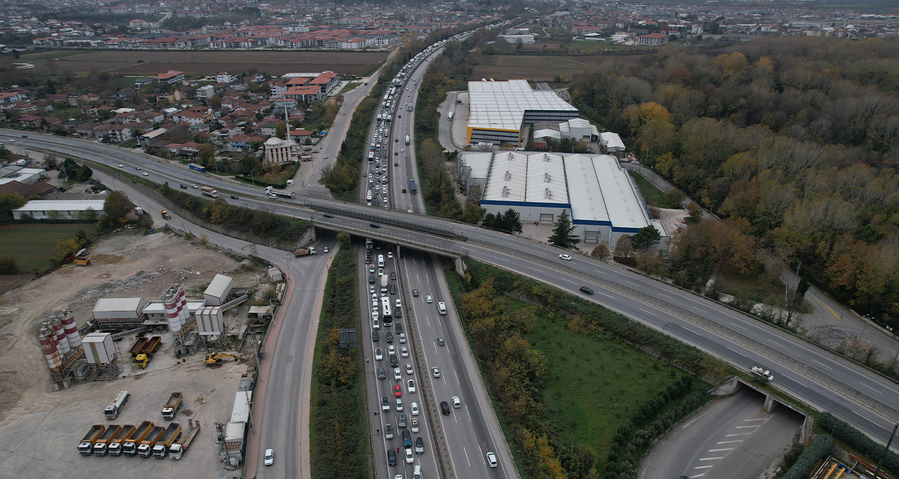 Sakarya’da Otobanda Meydana Gelen Trafik Kazası Uzun Araç Kuyruklarına Neden Oldu