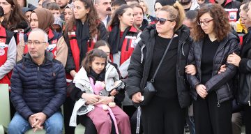 Şehit Babasıyla Vedalaşırken Oyuncak Ayısına Sarılan Küçük Cemre