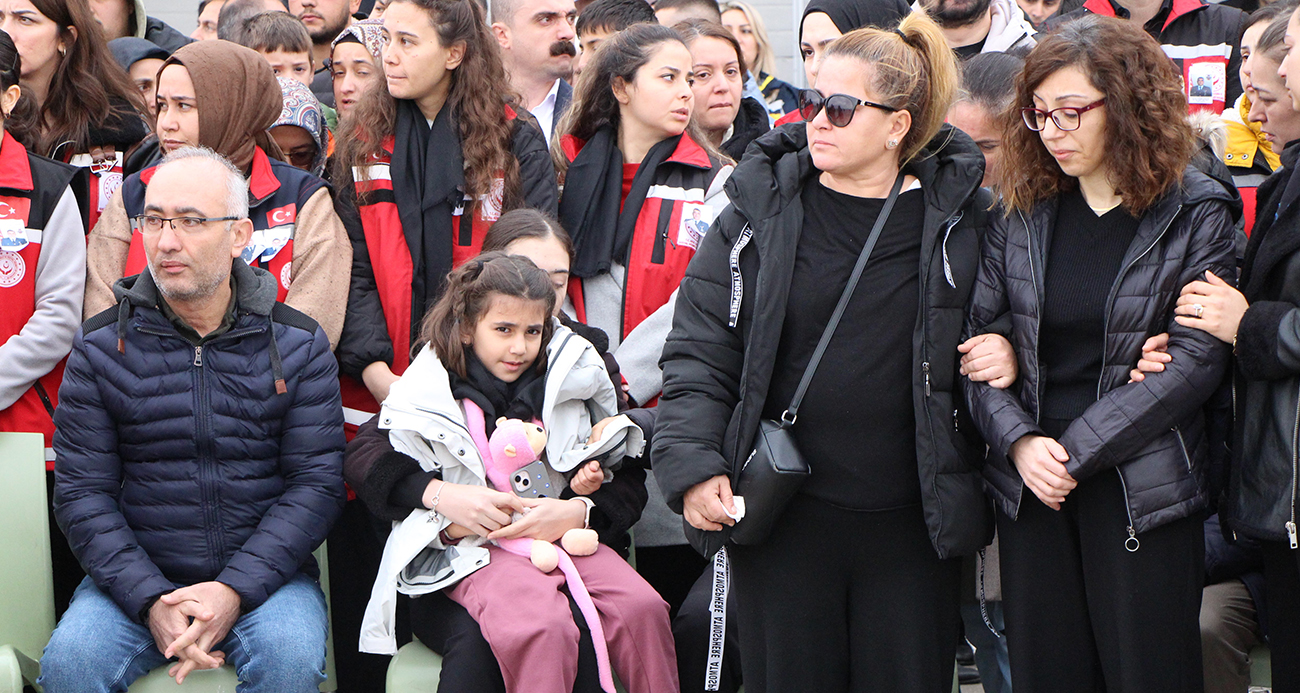 Şehit Babasıyla Vedalaşırken Oyuncak Ayısına Sarılan Küçük Cemre