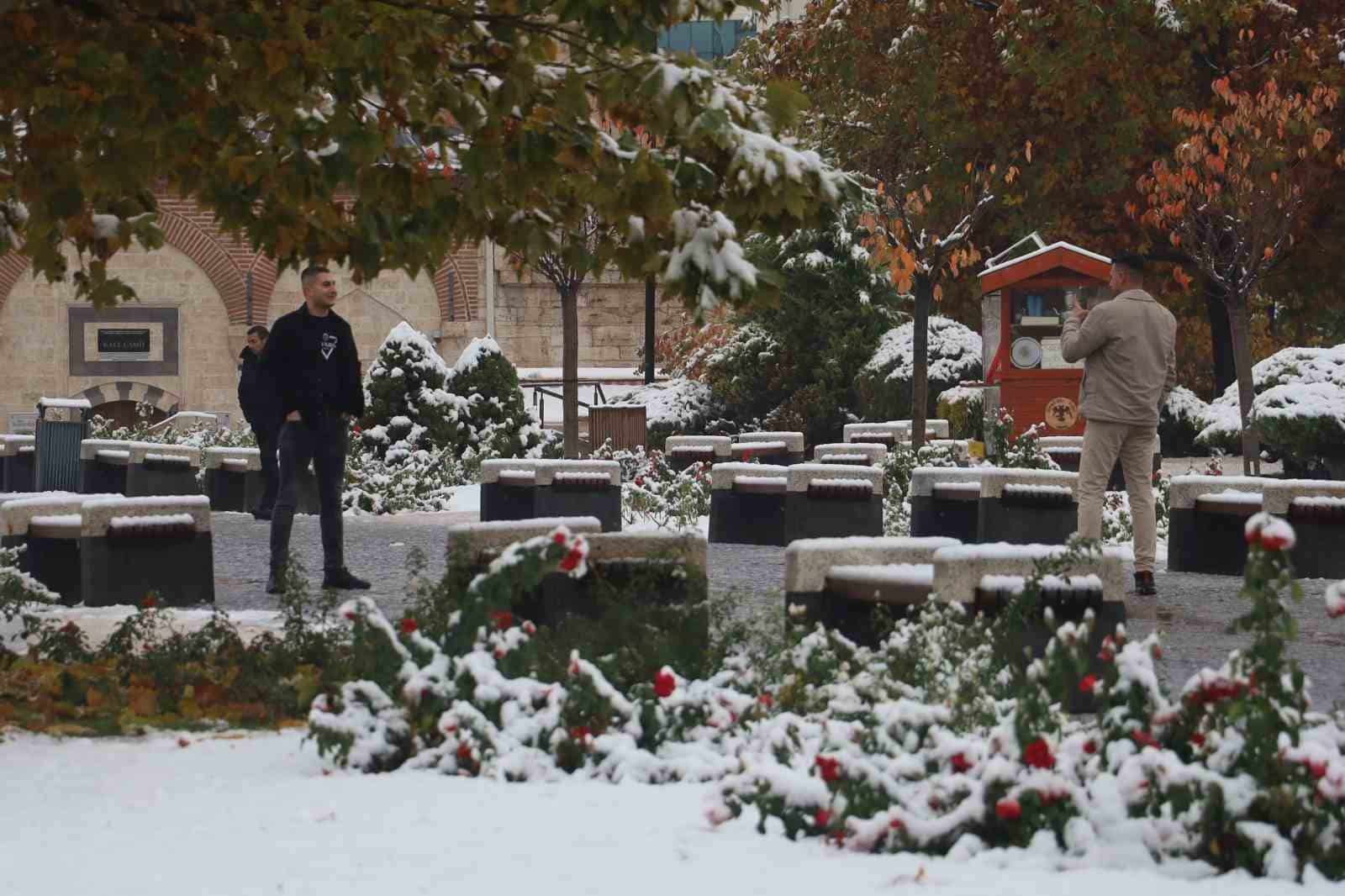 Sivas Kar Altında: Şehir Beyaz Örtüyle Uyandı