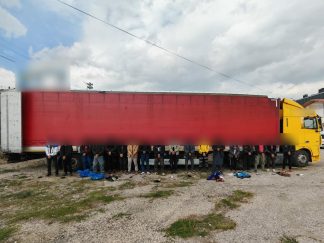 Sivas Suşehri’nde Durdurulan Tırda 18 Göçmen Bulundu, İki Sürücü Tutuklandı