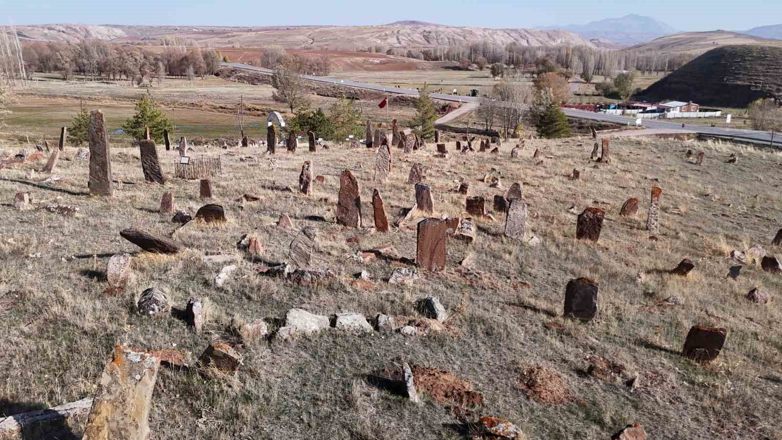 Sivas’ın Karayün Köyünde Tarihi Mezarlık: Orhun Kitabeleri’ni Andıran Mezar Taşları