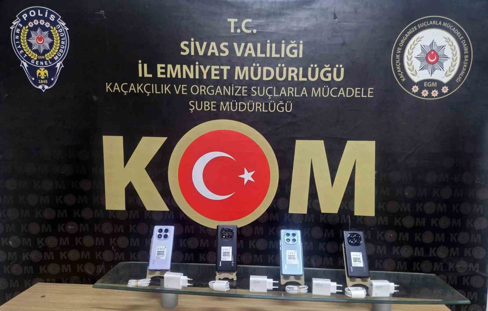 Sivas’ta Büyük Kaçakçılık Operasyonu: Çok Sayıda Tütün ve Cep Telefonu Ele Geçirildi