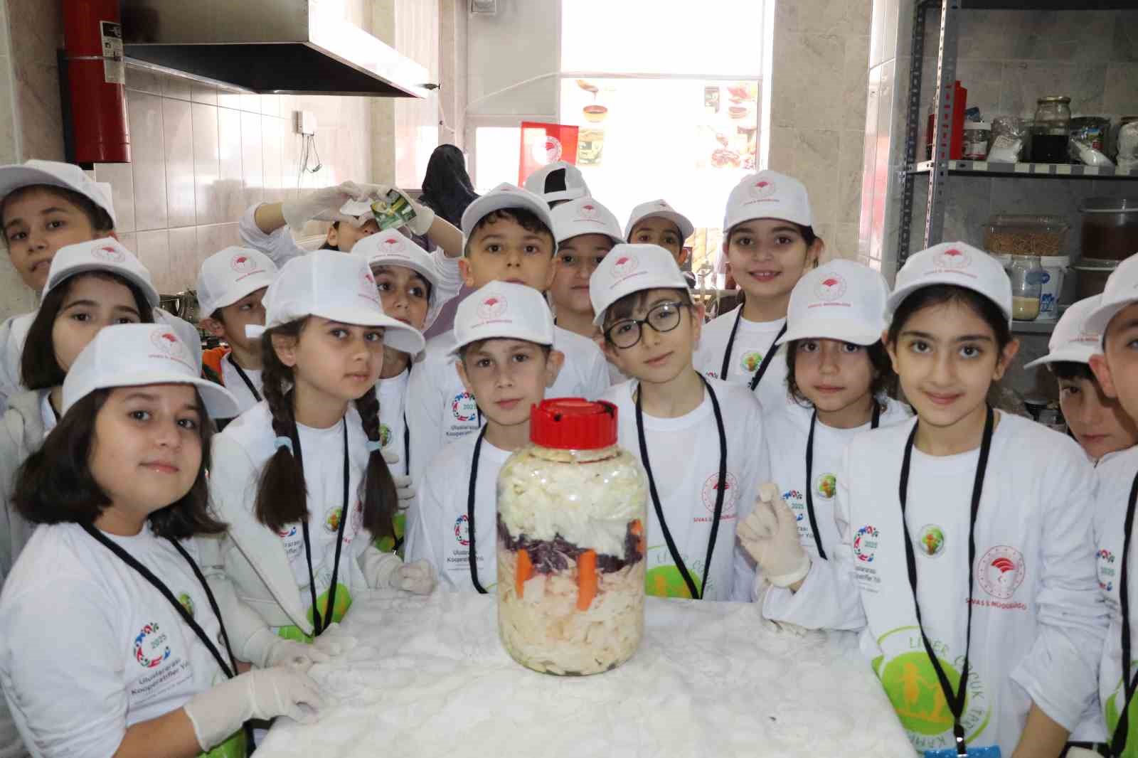 Sivas’ta İlkokul Öğrencileri Tarhana ve Turşu Yapımını Öğrendi