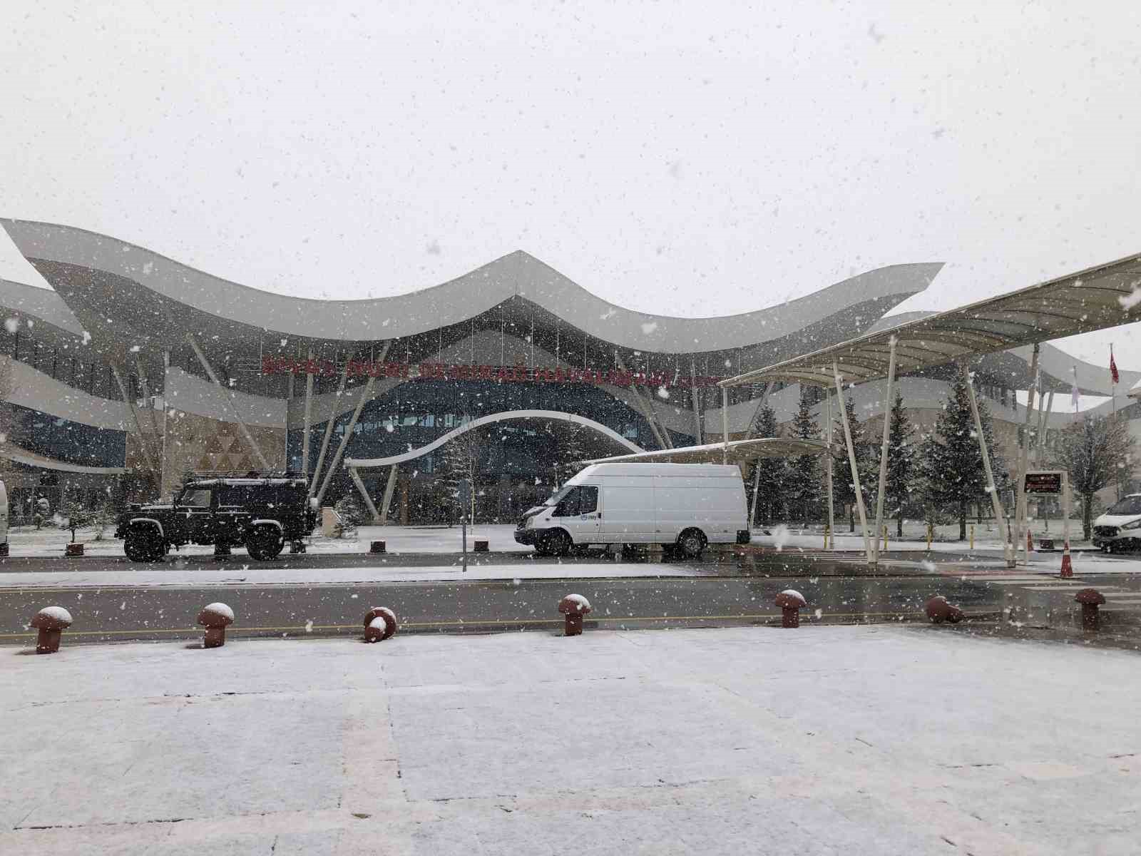 Sivas’ta Kış Manzaraları: Kar Yağışı Şehri Beyaza Bürüdü