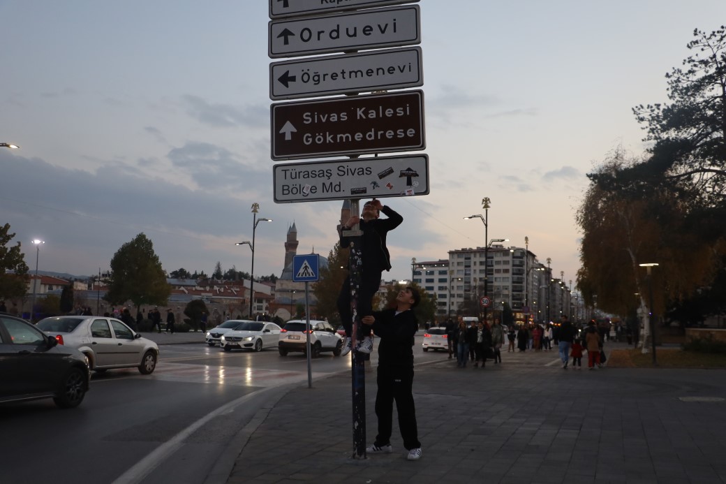 Sivas’ta Yeni Akım: Tabelalara Asılarak Fotoğraf Çekimi
