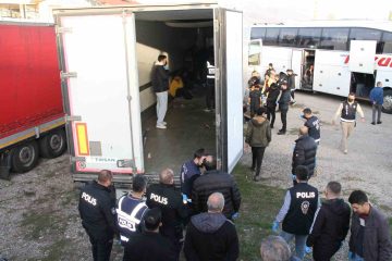 Suşehri’nde Tır Dorsesinde 28 Kaçak Göçmen Yakalandı
