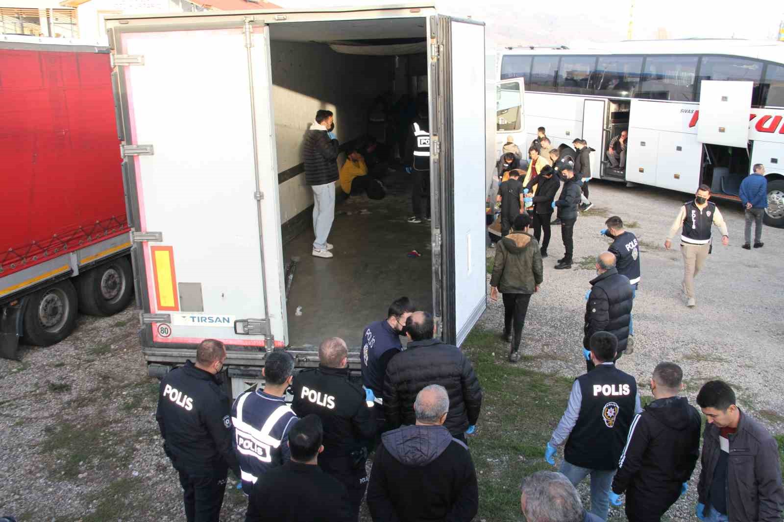 Suşehri’nde Tır Dorsesinde 28 Kaçak Göçmen Yakalandı