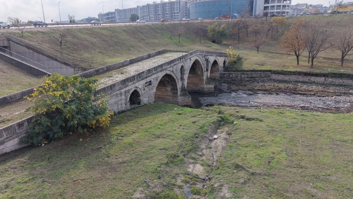 Tarihi Haramidere Köprüsü E-5 Karayolu Yanında İhmal Edilmiş Durumda