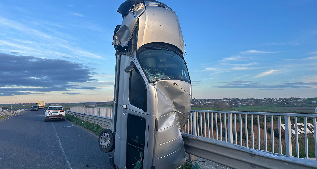 Tekirdağ’da Trafik Kazası: Araç Bariyere Saplanarak Durdu, 2 Yaralı