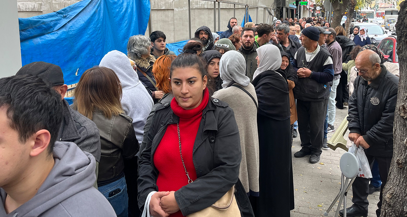 TOKİ’nin Yeni Sosyal Konut Projesi İçin Vatandaşlar Uzun Kuyruklar Oluşturdu