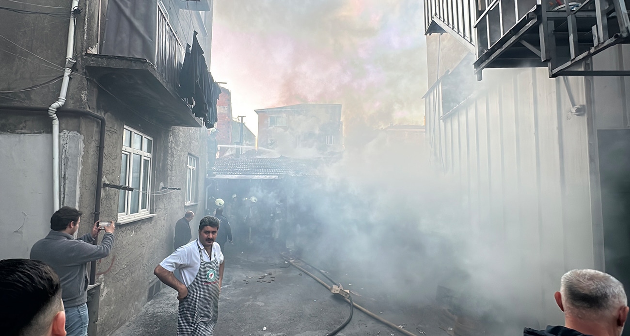 Ümraniye’deki Depo Yangınında Bir İşçi Dumandan Etkilendi