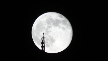 Van’da Gökyüzünde Büyüleyici Şişkin Ay Manzarası