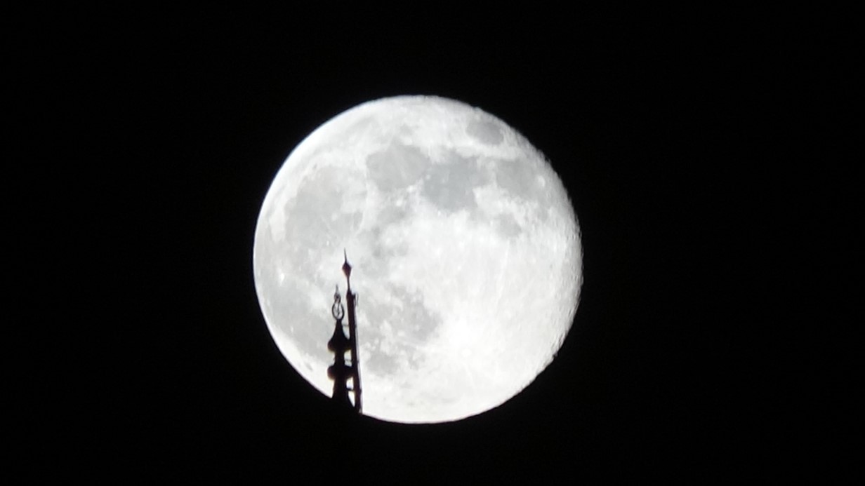 Van’da Gökyüzünde Büyüleyici Şişkin Ay Manzarası