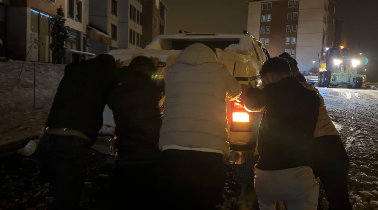 Yüksekova’da Kar Yağışı Hayatı Felç Etti: Yollar Adeta Buz Pistine Dönüştü