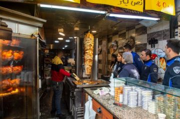 Adana’da Hijyenik Olmayan Koşullarda Hizmet Veren Dönerci Kapatıldı