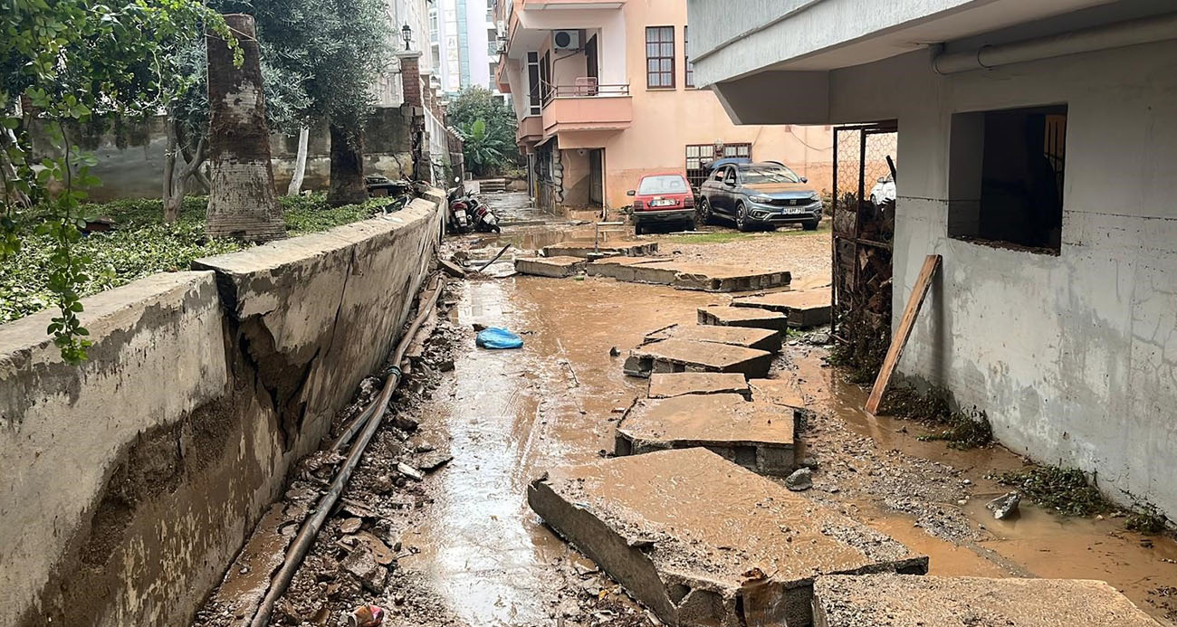Alanya’da Şiddetli Yağmur Hayatı Felç Etti