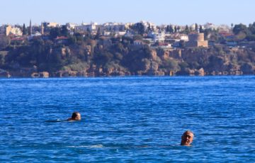 Antalya’da Karlı Dağların Gölgesinde Deniz Keyfi