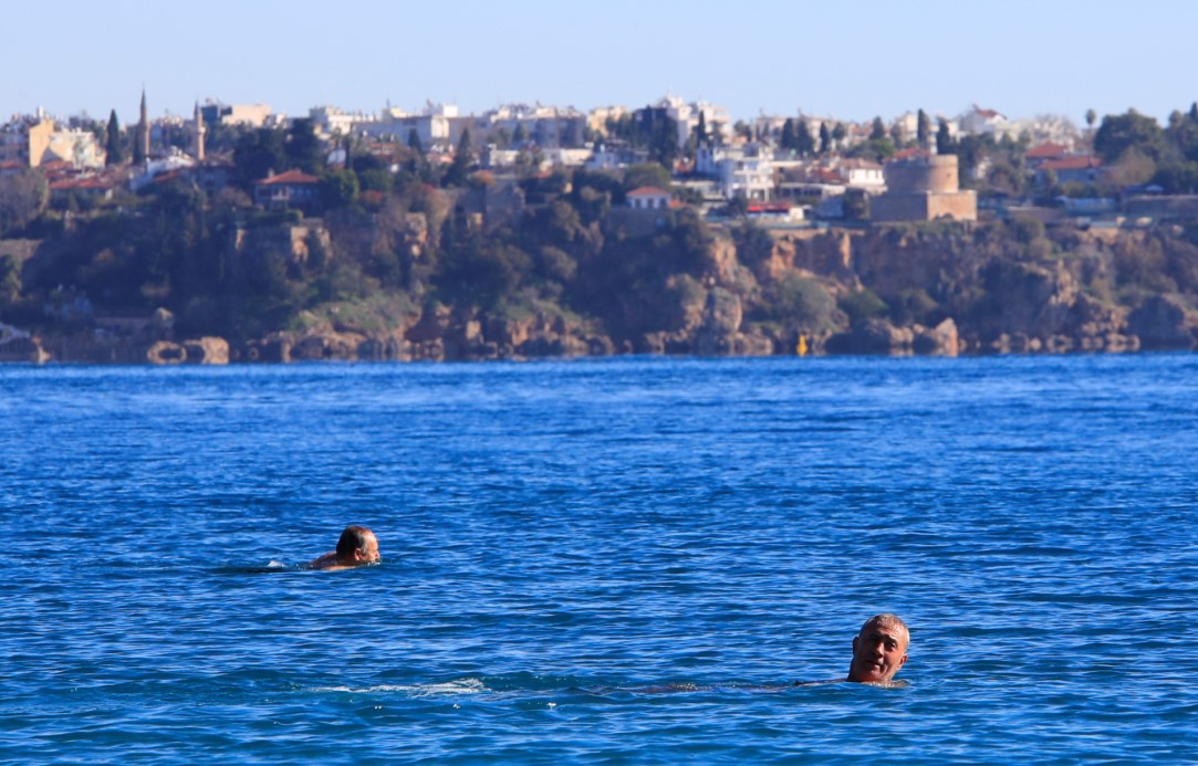 Antalya’da Karlı Dağların Gölgesinde Deniz Keyfi