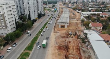 Antalya’daki Köprülü Kavşak İnşaatı Yeniden Başladı: Mahkeme Kararıyla Pideci Dükkanı Yıkıldı