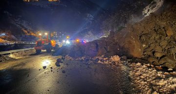 Artvin Borçka-Hopa Karayolu Heyelan Nedeniyle Kapandı