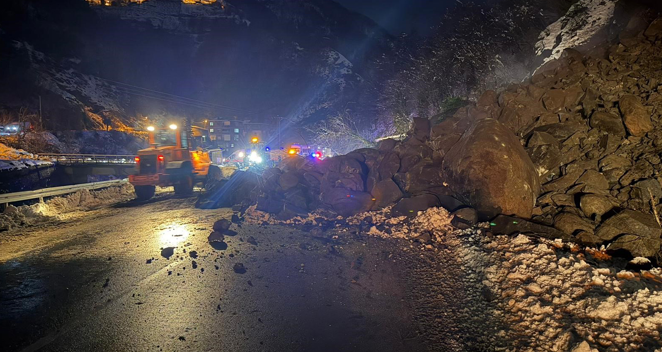 Artvin Borçka-Hopa Karayolu Heyelan Nedeniyle Kapandı