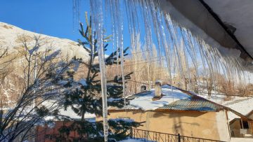 Başkale’de Kış Çetin Geçiyor: Çatılarda Buz Sarkıtları Oluştu