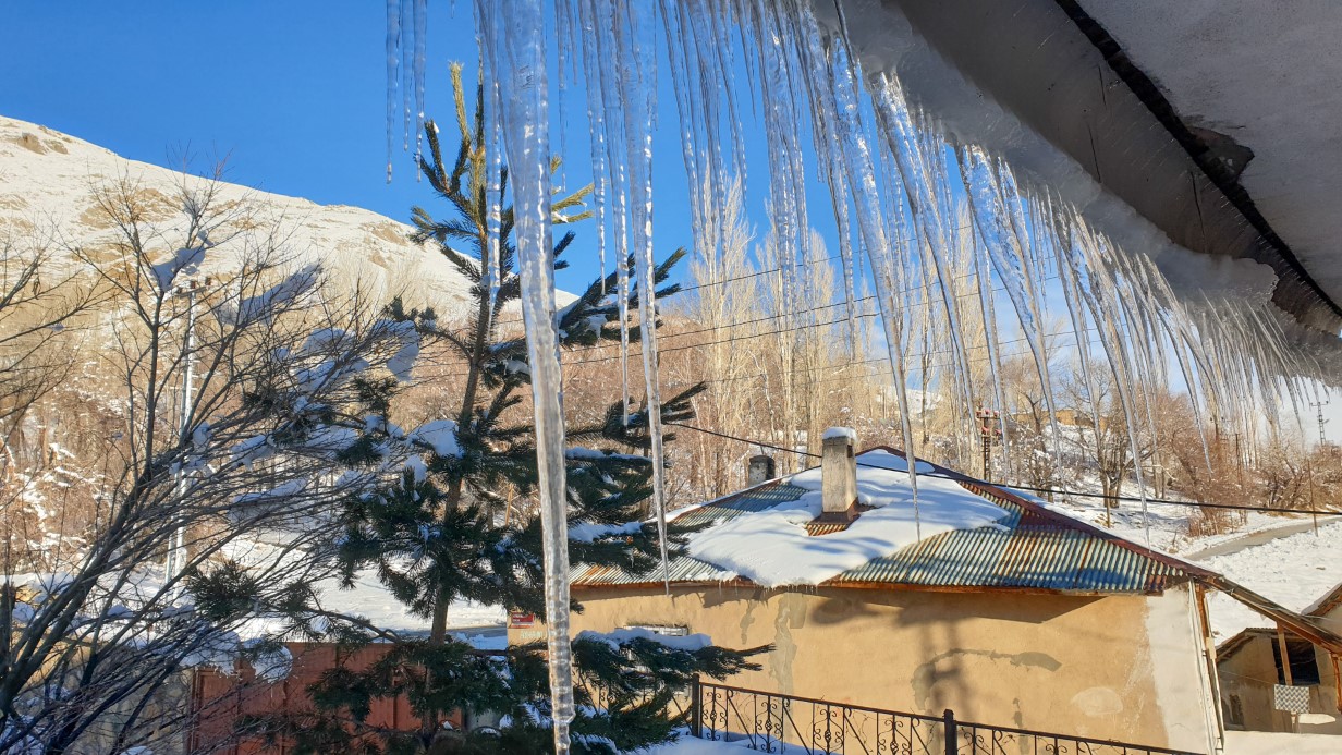 Başkale’de Kış Çetin Geçiyor: Çatılarda Buz Sarkıtları Oluştu