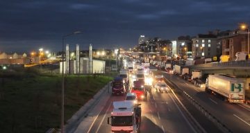 Beylikdüzü Ambarlı Limanı’nda Tır Şoförlerinin Eylemi Trafik Kaosuna Neden Oldu