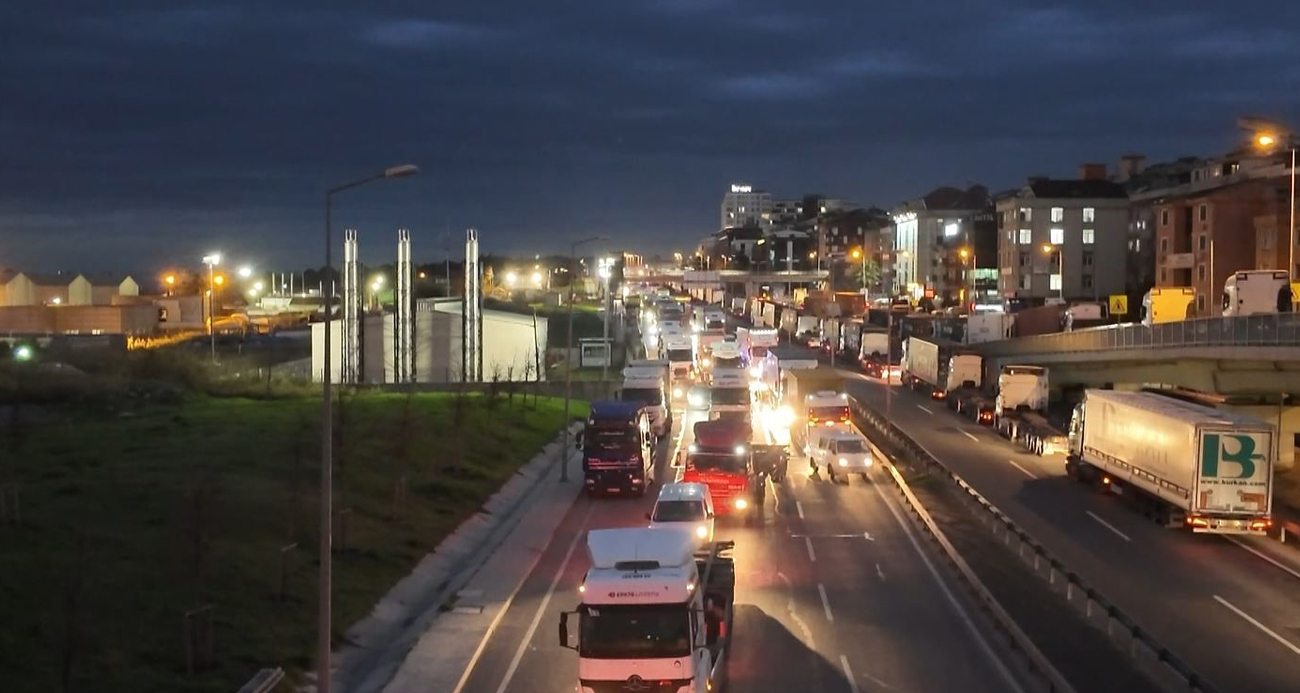 Beylikdüzü Ambarlı Limanı’nda Tır Şoförlerinin Eylemi Trafik Kaosuna Neden Oldu