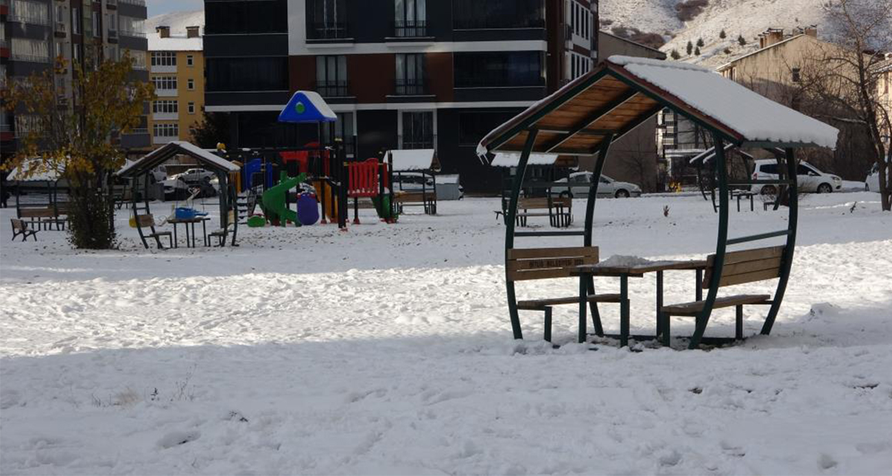 Bitlis’te Yoğun Kar Yağışı Hayatı Felç Etti