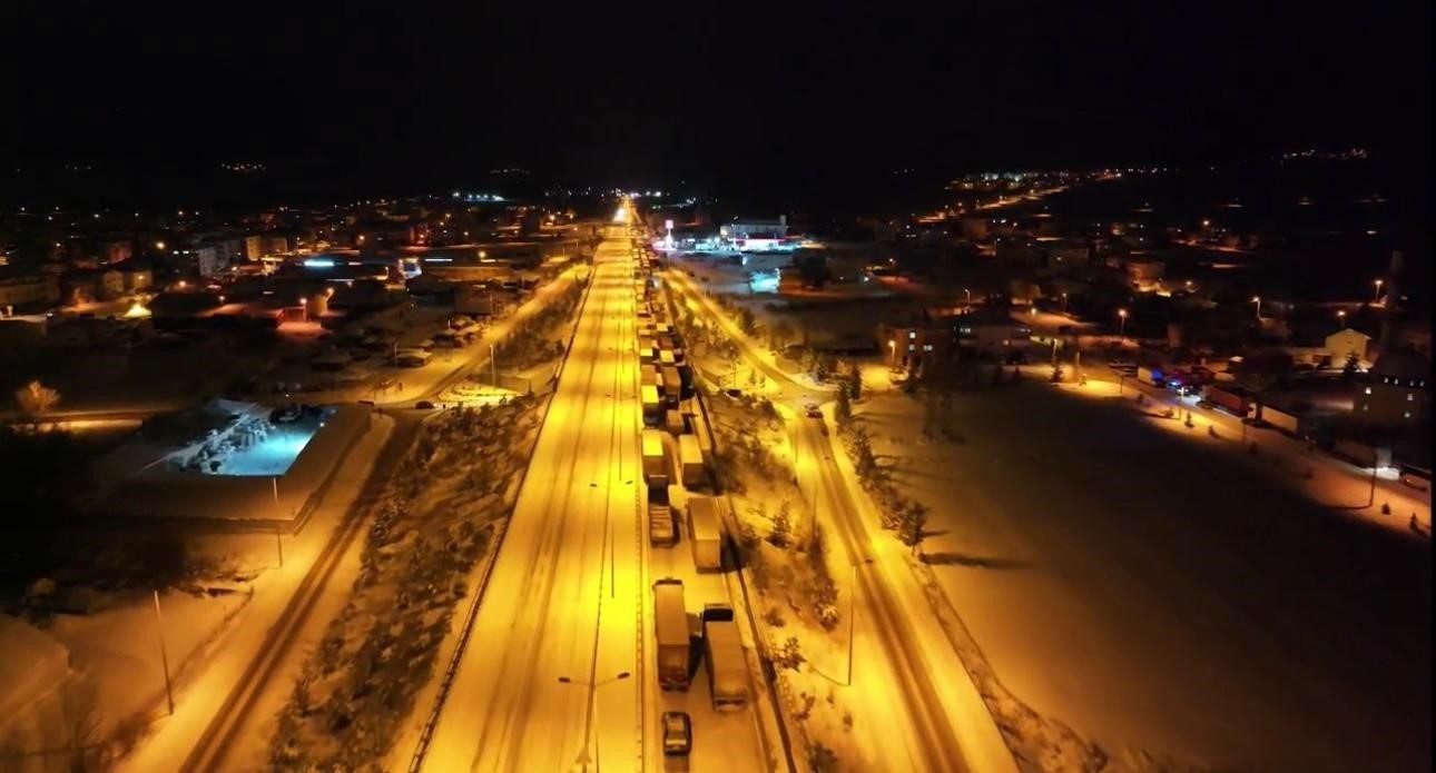 D-100 Karayolunda Yoğun Kar Engeli: Sürücüler Saatlerce Yolda Kaldı