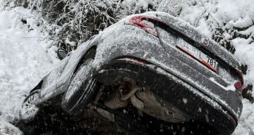 Düzce’de Aile Faciası: Kaygan Yolda Otomobil Kanala Uçtu, 8 Yaralı