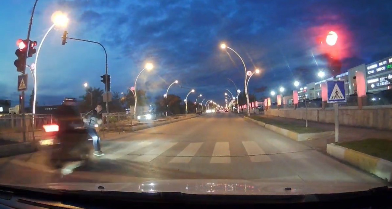 Edirne’de Kırmızı Işıkta Geçen Motosiklet Yayaya Çarptı: İki Yaralı