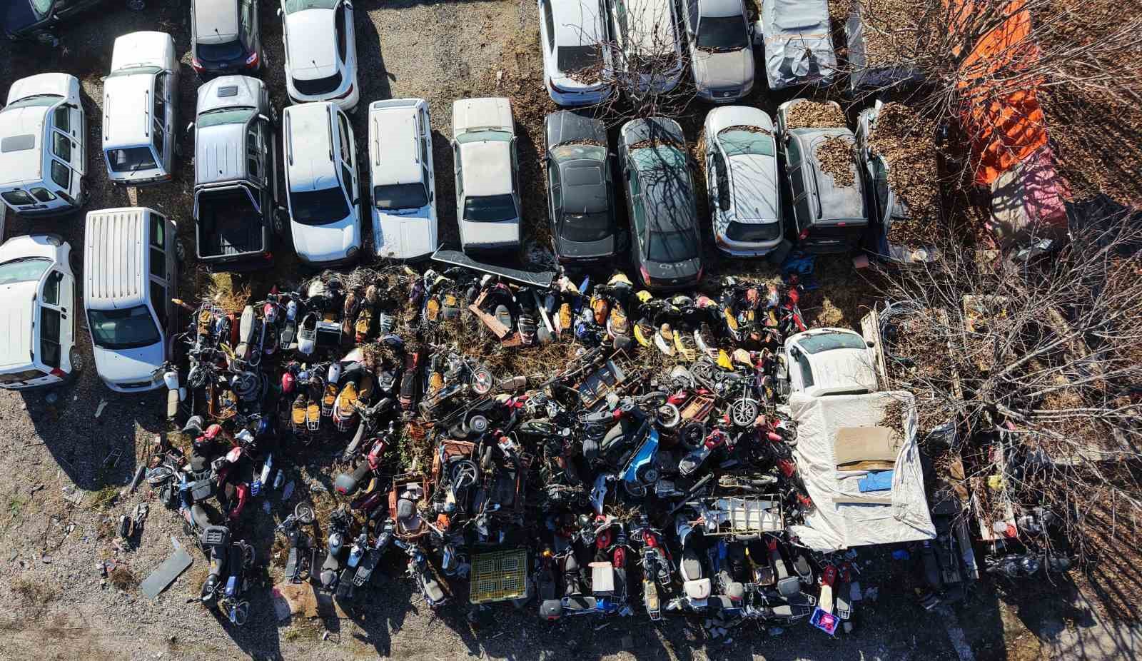 Elazığ’da Yediemin Otoparkındaki Araçlar Çürümeye Terk Edildi